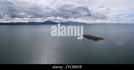 Vue panoramique aérienne du phare historique de Fenit sur l'île de Little Samphir dans la baie de Tralee Banque D'Images