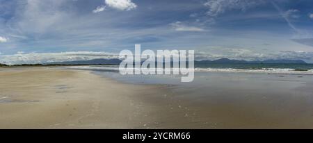 Une vue panoramique sur l'infinie plage de sable doré de Ballyheigue, sur la côte ouest de l'Irlande Banque D'Images