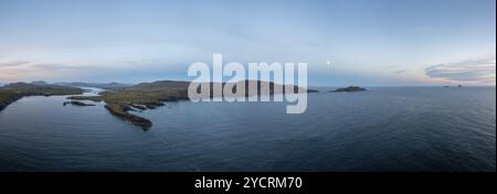 Vue panoramique sur la péninsule d'Iveragh avec l'île de Valentia et Portmagee au coucher du soleil Banque D'Images