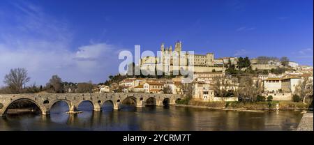 Béziers, France, 2 mars 2023 : vue panoramique sur le centre historique de la vieille ville de Béziers avec l'église Saint Nazaire et le pont romain sur la rivière Orb Banque D'Images