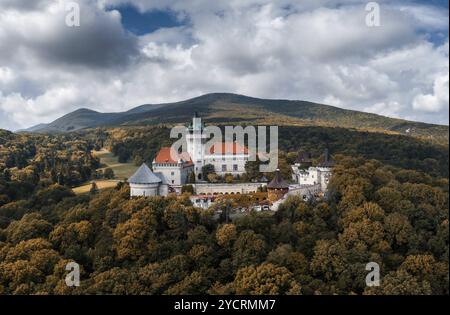 Smolenice, Slovaquie, 26 septembre 2022 : paysage du château de Smolenice dans les petites Carpates au début de l'automne avec des couleurs de feuillage d'automne, Europe Banque D'Images