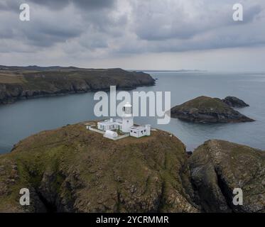 Vue aérienne du paysage de la côte du Pembrokeshire avec le phare historique de Strumble Head Banque D'Images