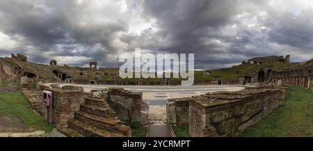 Santa Maria Capua Vetere, Italie, 25 novembre 2023 : vue panoramique de l'ancien amphithéâtre de Capua, Europe Banque D'Images