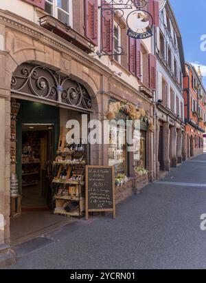 Ribeauville, France, 30 mai 2022 : Boutique de foie gras et spécialités alsaciennes dans le centre historique du village de Ribeauville, en Europe Banque D'Images