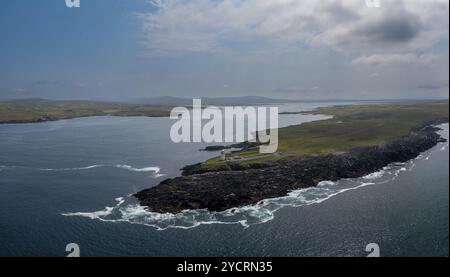 Un paysage de drone panoramique de la baie de Boradhaven et du phare hsitoric de Broadhaven sur Gubbacashel point Banque D'Images