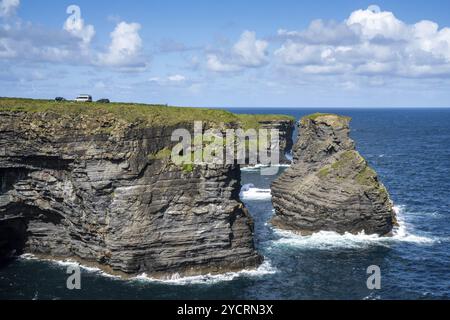 Kilkee, Irlande, 4 août 2022 : les touristes apprécient une visite des falaises de Kilkee avec des véhicules garés près du bord, en Europe Banque D'Images