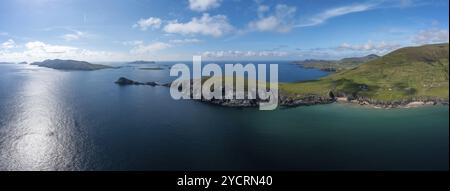 Vue panoramique aérienne de Slea Head et de la péninsule de Dingle dans le comté de Kerry en Irlande occidentale Banque D'Images