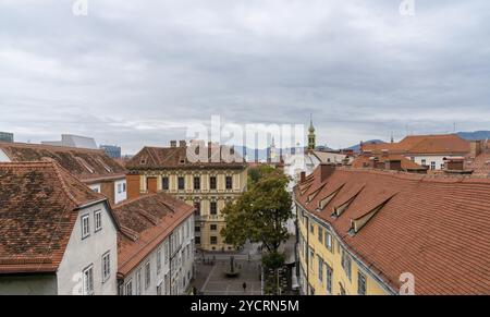 Graz, Autriche, 9 octobre 2022 : vue sur les toits du vieux centre de Graz avec la place Schlossberg en contrebas, Europe Banque D'Images