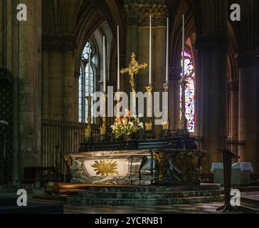 Reims, France- 13 septembre 2022 : vue sur l'autel principal dans le transept de la cathédrale de Reims Banque D'Images