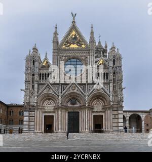 Sienne, Italie, 28 novembre 2022 : vue de l'entrée principale et de la façade de la cathédrale historique de Sienne, Europe Banque D'Images