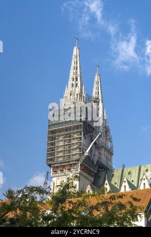 Zagreb, Croatie, 11 octobre 2022 : vue rapprochée des difficiles travaux de restauration des flèches historiques de la cathédrale de Zagreb, en Europe Banque D'Images