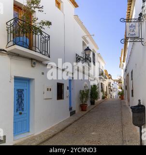 Altea, Espagne, 3 février 2023 : Rue étroite avec façades de maison blanchies à la chaux dans le centre historique de la ville d'Altea sur la Coasta Blanca d'Espagne, Europe Banque D'Images