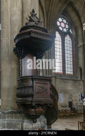 Reims, France- 13 septembre 2022 : vue verticale de la chaire en bois dans la nef centrale de la cathédrale de Reims Banque D'Images