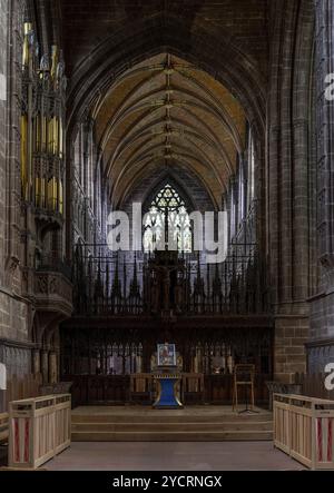 Chester, Royaume-Uni, 26 août 2022 : vue de l'autel et de la nef centrale de la cathédrale historique de Chester, en Europe Banque D'Images