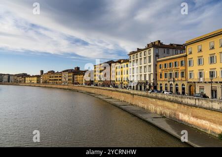 Pise, Italie, 30 novembre 2022 : maisons colorées sur le front de mer de l'Arno dans le centre-ville de Pise, Europe Banque D'Images