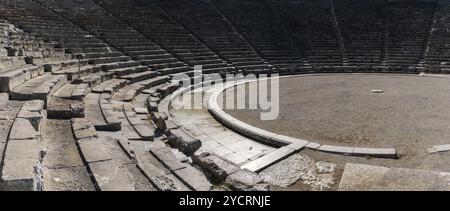 Epidauros, Grèce, 9 novembre 2022 : vue panoramique du théâtre antique d'Epidauros dans le sud de la Grèce, Europe Banque D'Images