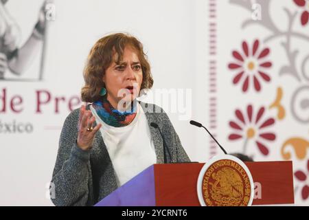 Claudia Sheinbaum, Présidente mexicaine, Conférence d'information Secrétaire de la Science, des Humanités, de la technologie et de l'innovation Rosaura Ruiz GutiÃ rrez, s'exprimant lors de la conférence de presse de la Présidente mexicaine Claudia Sheinbaum Pardo au Palais National. Le 23 octobre 2024 à Mexico, Mexique. Mexico CDMX Mexique Copyright : xCarlosxSantiagox Banque D'Images