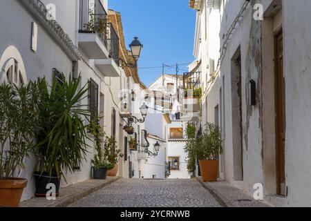 Altea, Espagne, 3 février 2023 : Rue étroite avec façades de maison blanchies à la chaux dans le centre historique de la ville d'Altea sur la Coasta Blanca d'Espagne, Europe Banque D'Images