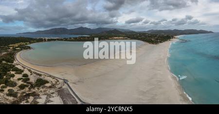 Panorama aérien de Capo Carbonara et de la plage et du lac près de Villasimius dans le sud-est de la Sardaigne Banque D'Images