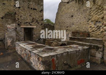 Ercolano, Italie, 25 novembre 2023 : toilettes romaines dans l'ancienne ville d'Herculanum près de Naples, en Europe Banque D'Images