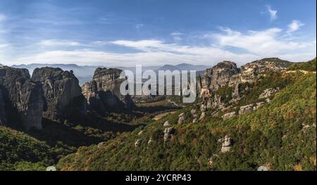 Vue panoramique sur les monastères et les formations rocheuses de Meteora en Grèce Banque D'Images