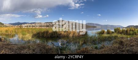 Panorama couleur d'automne vue paysage du lac Orestiada et de la ville de Kastoria dans le nord de la Grèce Banque D'Images