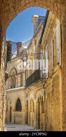 Belves, France, 11 mai 2022 : rue étroite et arche en pierre dans le centre historique du village de Belves, Europe Banque D'Images