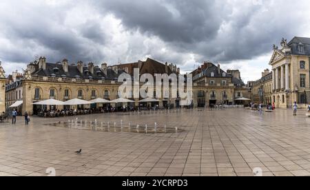 Dijon, France, 14 septembre 2022 : place de la Liberacion dans le vieux centre-ville de Dijon sous un ciel orageux, Europe Banque D'Images