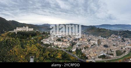 Vue panoramique sur la ville historique de Spoleto avec la forteresse et la cathédrale Rocca Albornoziana Banque D'Images