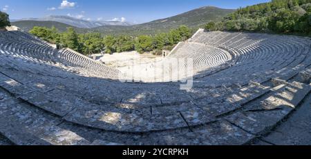 Epidauros, Grèce, 9 novembre 2022 : vue panoramique du théâtre antique d'Epidauros dans le sud de la Grèce, Europe Banque D'Images