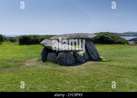 Une vue sur l'autel Wedge Tomb dolmen dans le comté de Cork de l'Irlande occidentale Banque D'Images