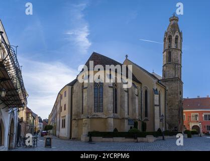 Sopron, Hongrie, 7 octobre 2022 : vue sur la place principale et l'église dans le centre historique de Sopron, en Europe Banque D'Images