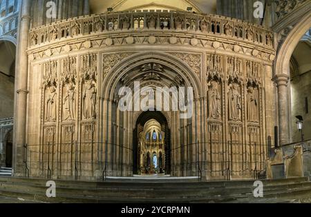 Canterbury, Royaume-Uni, 10 septembre 2022 : vue de la porte traversante et des arches élaborées de la nef centrale à la Quire à l'intérieur du Canterbur Banque D'Images