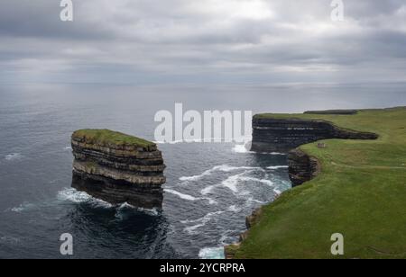 Une vue aérienne de la pile de la mer de Downpatrick Head et des falaises et du littoral du nord du comté de Mayo en Irlande Banque D'Images