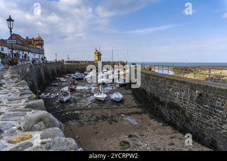 Lynton et Lynmouth, Royaume-uni, 2 septembre 2022 : vue sur l'embouchure de l'East Lyn et le port de Lynmouth avec de nombreux bateaux bloqués à marée basse Banque D'Images