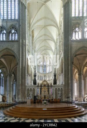 Amiens, France, 12 septembre 2022 : vue de l'autel principal et du transept dans la nef centrale de la cathédrale d'Amiens, Europe Banque D'Images