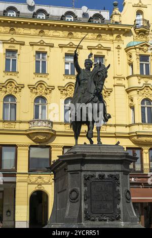 Zagreb, Croatie, 11 octobre 2022 : vue rapprochée de la statue de Ban Josip Jelacic sur la place principale du vieux Zagreb, en Europe Banque D'Images