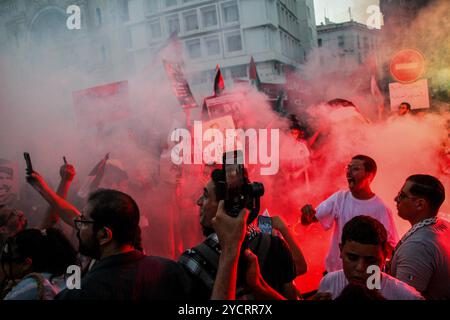 Tunis, Tunisie. 16 août 2024. Les manifestants organisent un rassemblement de solidarité avec le peuple palestinien le long de l’avenue Habib Bourguiba à Tunis en direction de l’ambassade de France. Les participants ont tenu des banderoles et des drapeaux palestiniens et scandé des slogans exigeant la fin de l'assaut israélien en cours contre Gaza et de l'occupation israélienne de la Palestine Banque D'Images