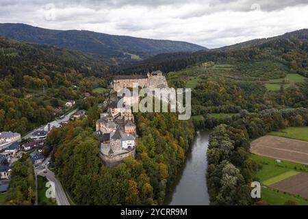 Oravsky Podzamok, Slovaquie, 28 septembre 2022 : paysage aérien du château d'Orava et du village d'Oravksy Podzamok à la fin de l'automne, en Europe Banque D'Images