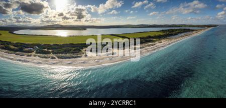 Vue panoramique aérienne de la plage de Fiume Santo et du lac Stagno di pilo près de Porto Torres en Sardaigne Banque D'Images