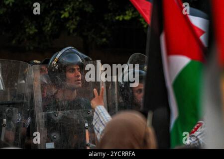 Tunis, Tunisie. 16 août 2024. Des policiers tunisiens lors d’un rassemblement à Tunis en solidarité avec le peuple palestinien et contre l’agression israélienne à Gaza. Les participants ont tenu des banderoles et des drapeaux palestiniens et scandé des slogans tout en marchant sur l'avenue Habib Bourghuiba pour exiger la fin de l'assaut israélien en cours contre Gaza et de l'occupation israélienne de la Palestine Banque D'Images