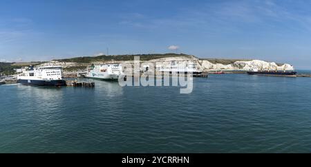 Douvres, Royaume-Uni, 11 septembre 2022 : ferries alignés dans le terminal de ferry de Douvres sur la Manche avec les falaises blanches de Douvres en th Banque D'Images