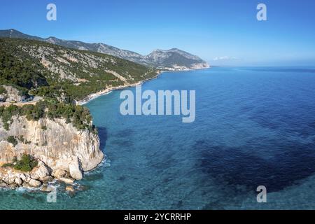 Vue aérienne de la côte montagneuse sauvage près de Cala Gonone avec eau de turqouise et de petites plages de sable blanc Banque D'Images