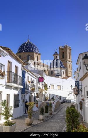 Altea, Espagne, 3 février 2023 : centre historique d'Altea avec l'église notre-Dame de Solace et les bâtiments blanchis à la chaux, Europe Banque D'Images