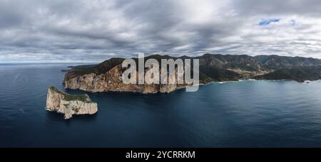 Paysage de drone panoramique des falaises et des piles de mer à Porto Flavia en Sardaigne Banque D'Images