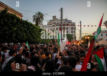 Tunis, Tunisie. 16 août 2024. Les manifestants organisent un rassemblement de solidarité avec le peuple palestinien le long de l’avenue Habib Bourguiba à Tunis en direction de l’ambassade de France. Les participants ont tenu des banderoles et des drapeaux palestiniens et scandé des slogans exigeant la fin de l'assaut israélien en cours contre Gaza et de l'occupation israélienne de la Palestine Banque D'Images