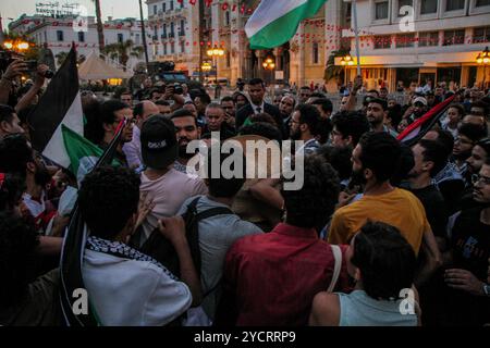 Tunis, Tunisie. 16 août 2024. Les manifestants organisent un rassemblement de solidarité avec le peuple palestinien le long de l’avenue Habib Bourguiba à Tunis en direction de l’ambassade de France. Les participants ont tenu des banderoles et des drapeaux palestiniens et scandé des slogans exigeant la fin de l'assaut israélien en cours contre Gaza et de l'occupation israélienne de la Palestine Banque D'Images