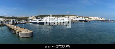 Douvres, Royaume-Uni, 11 septembre 2022 : ferries alignés dans le terminal de ferry de Douvres sur la Manche avec les falaises blanches de Douvres en th Banque D'Images