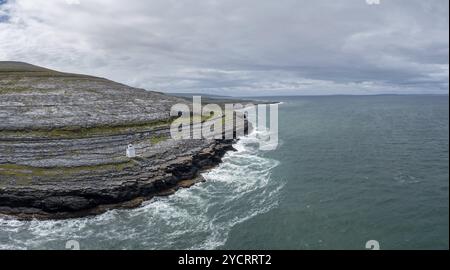 Une vue aérienne de la Burren Coast dans le comté de Clare avec le phare de Black Head sur le point rocheux Banque D'Images