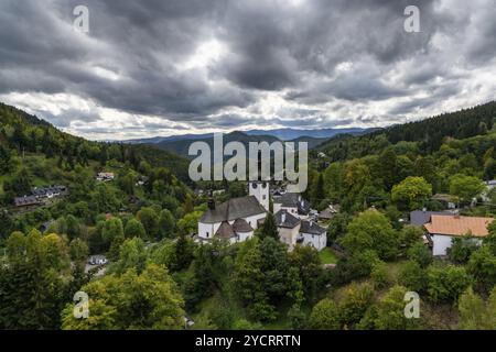 Spania Dolina, Slovaquie, 28 septembre 2022 : vue sur le village et l'église catholique romaine d'Espagne Dolina avec la forêt estivale verte, Europe Banque D'Images